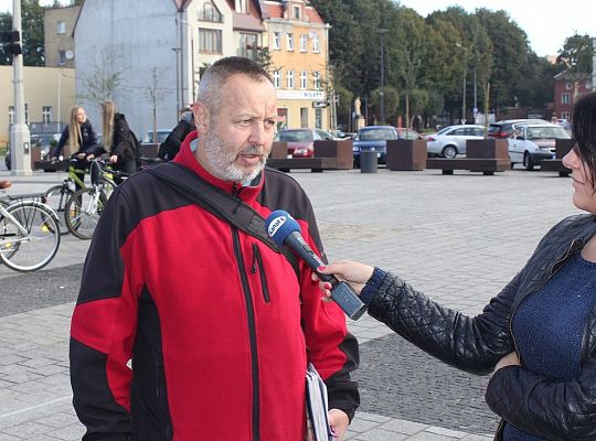 Bez samochodów wyruszyli w okolice Jeziora 16124