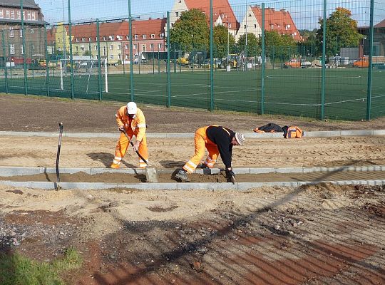 Ciężki sprzęt na boisku. Kompleks sportowy w 16328