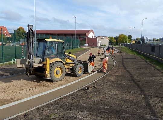 Ciężki sprzęt na boisku. Kompleks sportowy w 16329