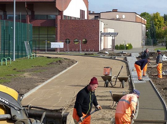 Ciężki sprzęt na boisku. Kompleks sportowy w 16330