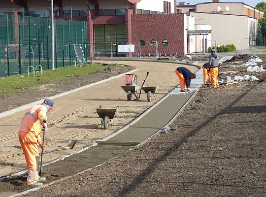 Ciężki sprzęt na boisku. Kompleks sportowy w 16331