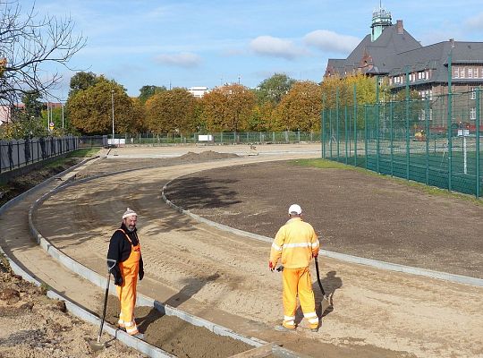 Ciężki sprzęt na boisku. Kompleks sportowy w 16332
