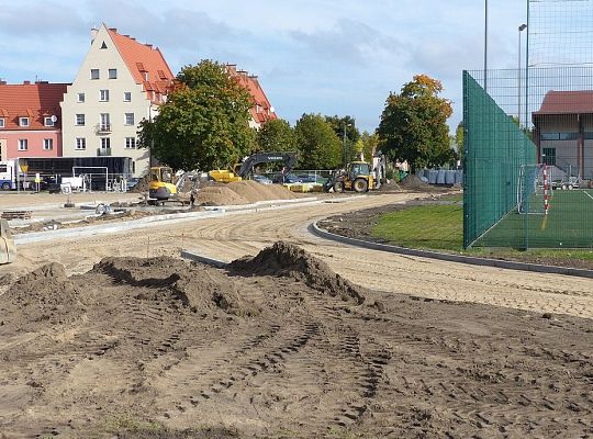 Ciężki sprzęt na boisku. Kompleks sportowy w 16333