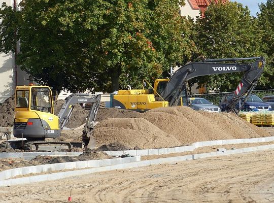 Ciężki sprzęt na boisku. Kompleks sportowy w 16334