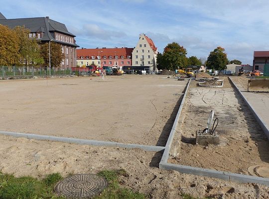 Ciężki sprzęt na boisku. Kompleks sportowy w 16336