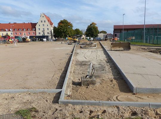 Ciężki sprzęt na boisku. Kompleks sportowy w 16327