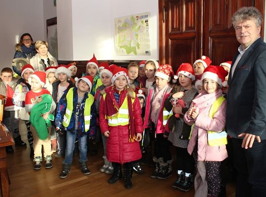 Przedszkolaki ze świąteczną wizytą w ratuszu 17361