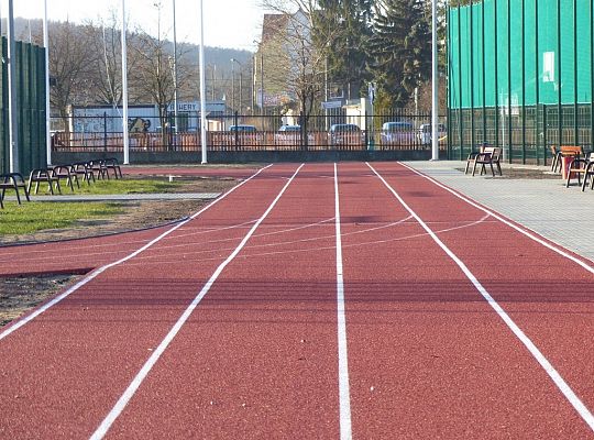 Nowe boiska i bieżnia przy Gimnazjum nr 2 i ZS nr 17497