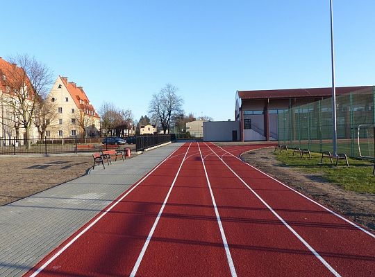 Nowe boiska i bieżnia przy Gimnazjum nr 2 i ZS nr 17501