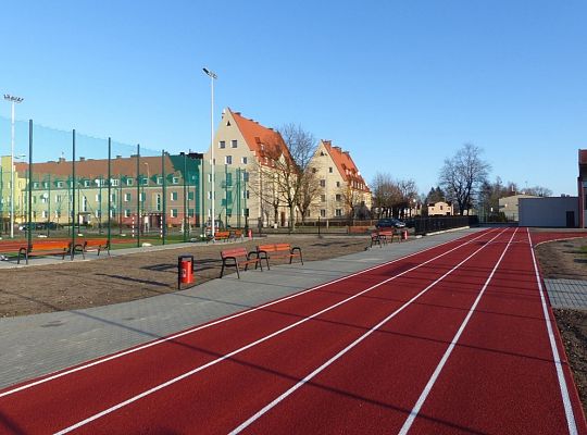 Nowe boiska i bieżnia przy Gimnazjum nr 2 i ZS nr 17502