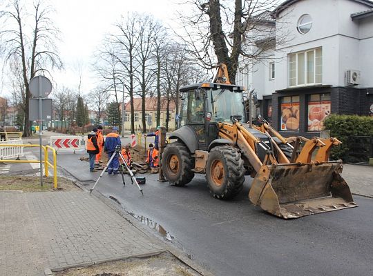 Remont ulicy Mostnika. Nowy asflalt i studzienki 18114