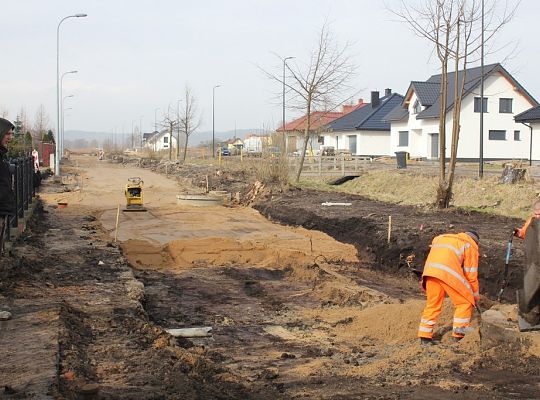 Budowa kanalizacji i asfaltowej jezdni na ulicy 18195