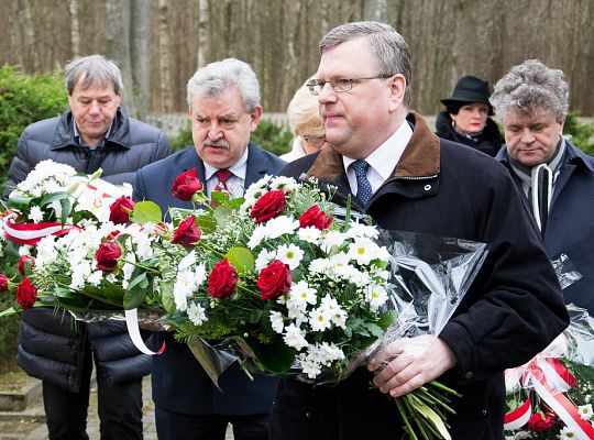 Ambasador Łotwy z wizytą na cmentarzu w Krępie 18240