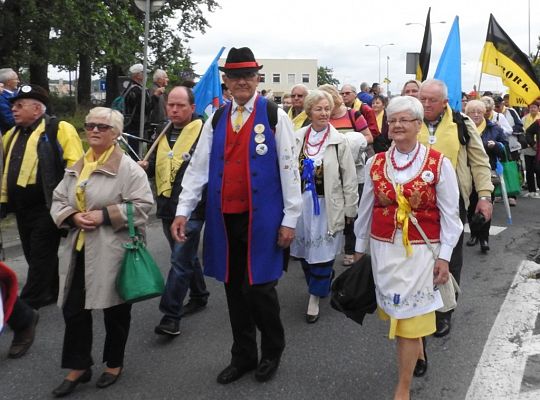 Liczna delegacja lęborskich Kaszubów na XIX 19853