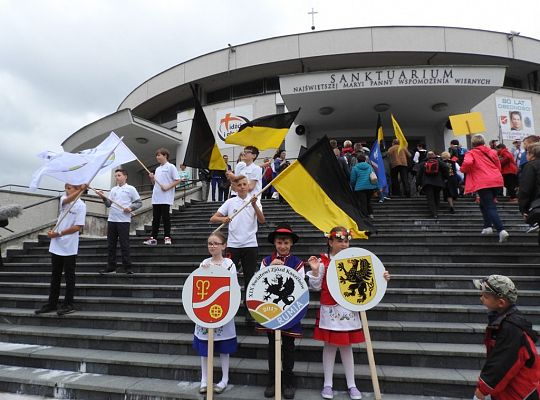 Liczna delegacja lęborskich Kaszubów na XIX 19856