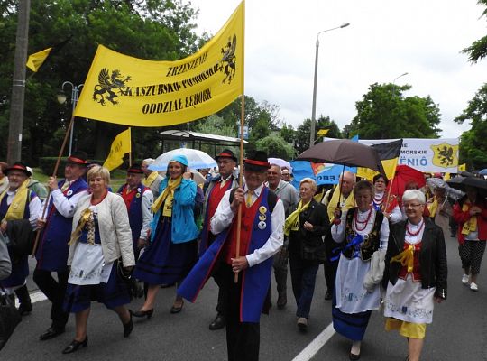 Liczna delegacja lęborskich Kaszubów na XIX 19859