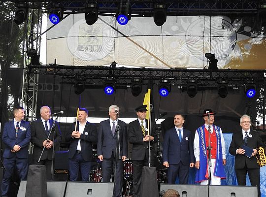 Liczna delegacja lęborskich Kaszubów na XIX 19862