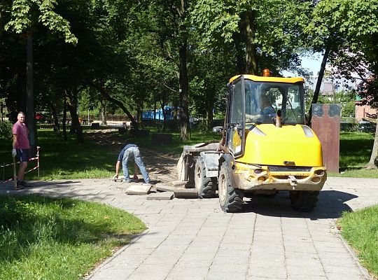 W Parku im. Michalskiego trwa budowa ścieżki 20516