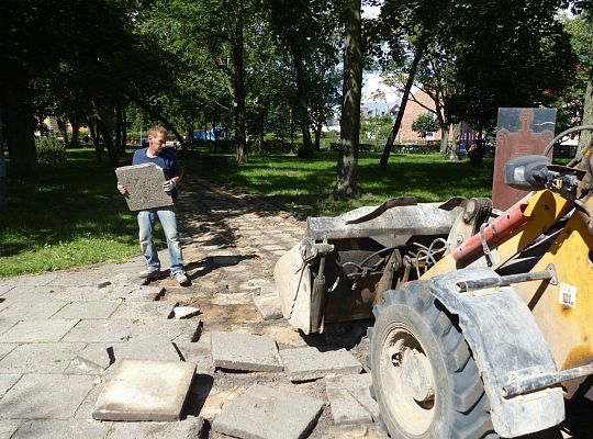 W Parku im. Michalskiego trwa budowa ścieżki 20517