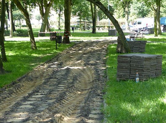 W Parku im. Michalskiego trwa budowa ścieżki 20518