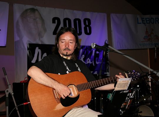 VI „Muzykalia Lęborskie” - pogo pod sceną  628