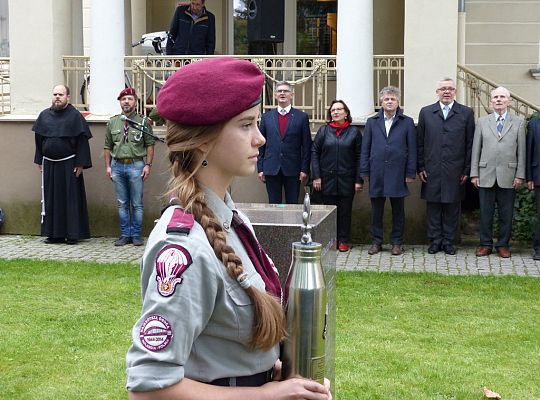 Wmurowali urnę z ziemią pod budowanym pomnikiem 21070