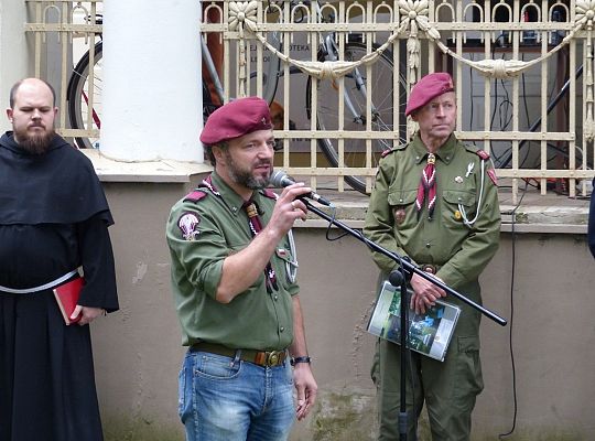 Wmurowali urnę z ziemią pod budowanym pomnikiem 21072