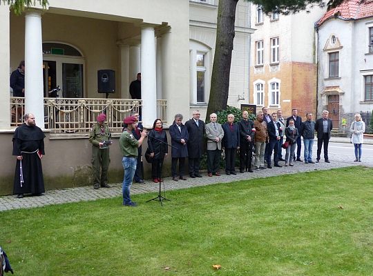 Wmurowali urnę z ziemią pod budowanym pomnikiem 21074