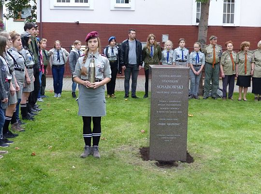 Wmurowali urnę z ziemią pod budowanym pomnikiem 21082