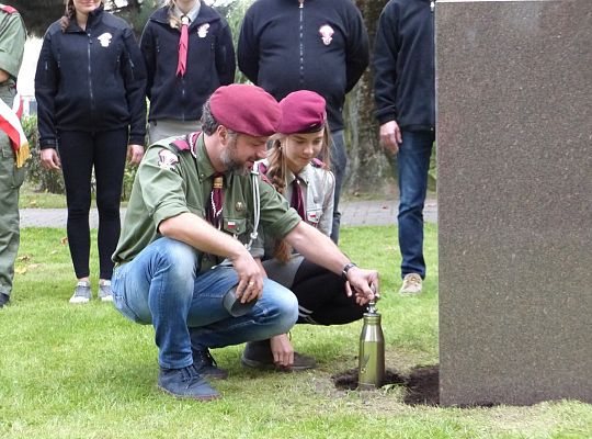 Wmurowali urnę z ziemią pod budowanym pomnikiem 21085