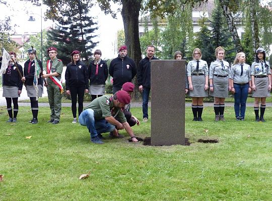 Wmurowali urnę z ziemią pod budowanym pomnikiem 21087