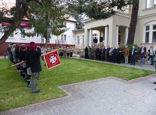 Wmurowali urnę z ziemią pod budowanym pomnikiem 21094