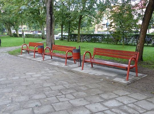 Nowy klomb, ławki i kosze w Parku im. Michalskiego 21615