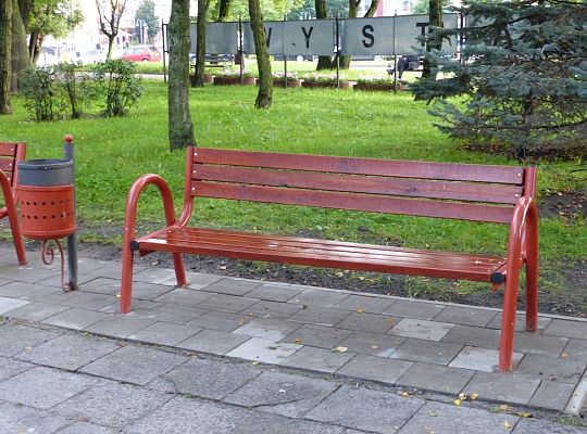 Nowy klomb, ławki i kosze w Parku im. Michalskiego 21614