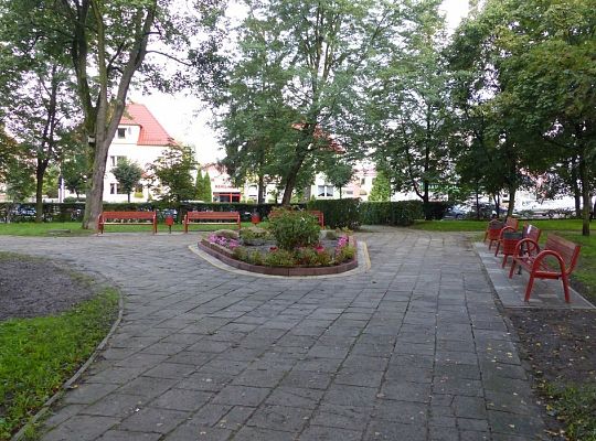 Nowy klomb, ławki i kosze w Parku im. Michalskiego 21616