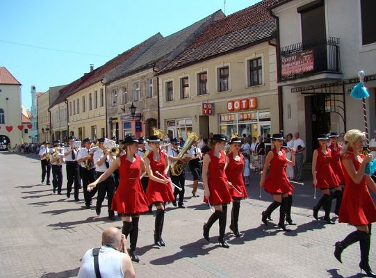 Promują poprzez występy 763