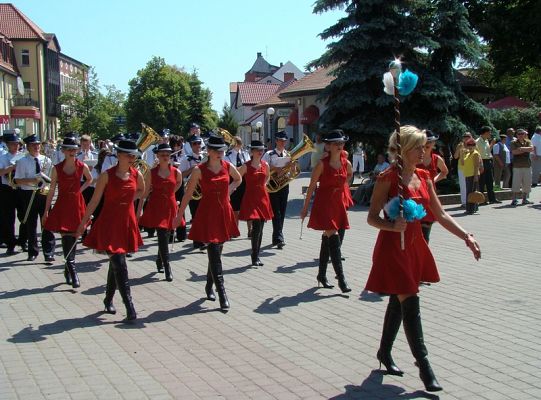 Promują poprzez występy 761