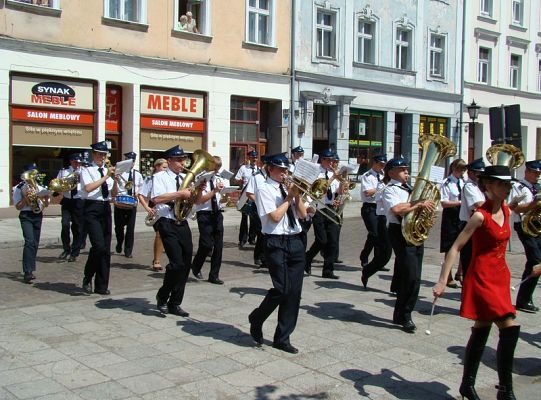 Promują poprzez występy 764