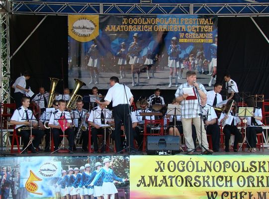 Promują poprzez występy 762