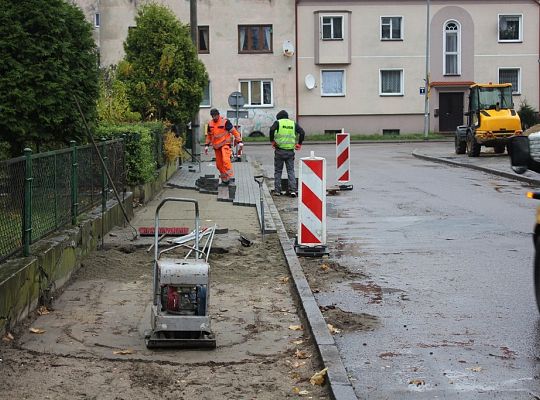 Nowy chodnik i zatoczka postojowa na ulicy 21893