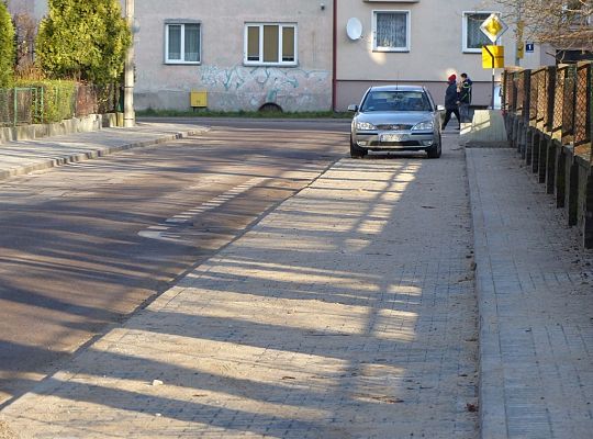 Nowy chodnik i zatoka postojowa na 14 pojazdów na 22210