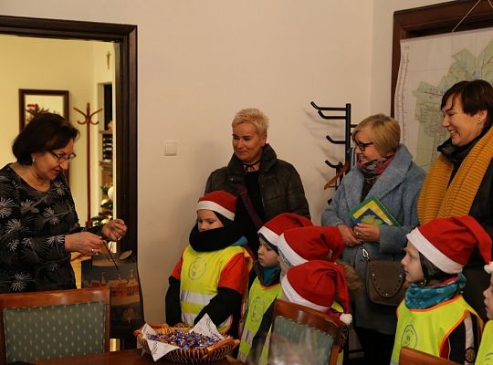 Przedszkolaki z życzeniami w Ratuszu 22394