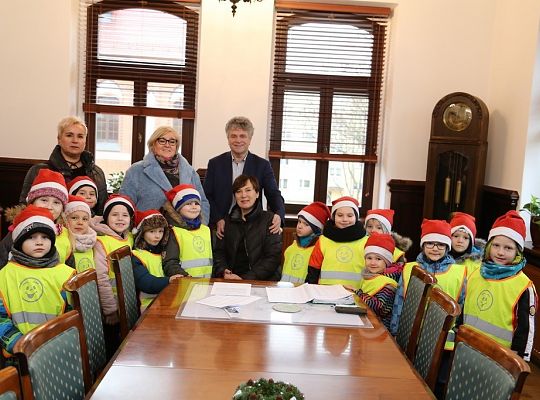 Przedszkolaki z życzeniami w Ratuszu 22409