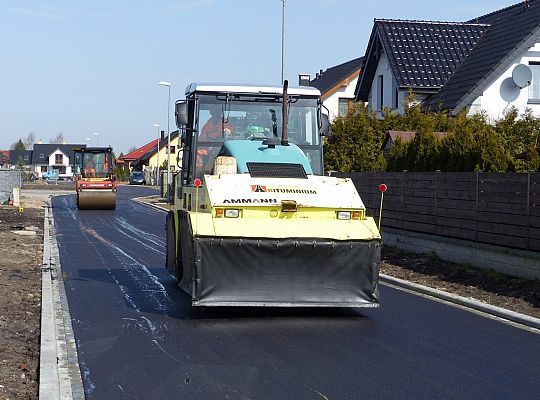 Kładą asfalt na Szarych Szeregów i gen. 23500