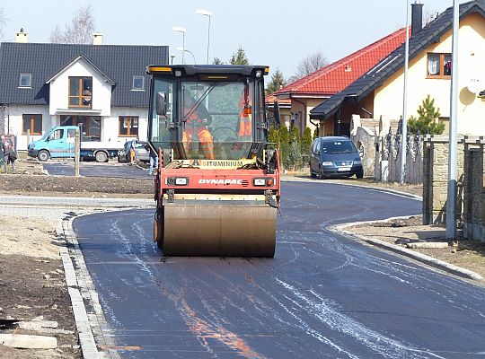 Kładą asfalt na Szarych Szeregów i gen. 23499