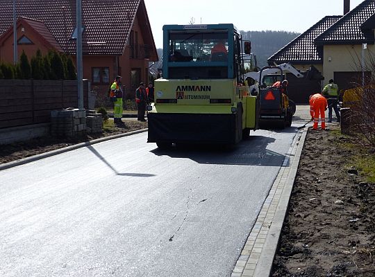 Kładą asfalt na Szarych Szeregów i gen. 23502