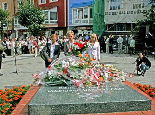 Znicze i kwiaty pamięci w rocznicę wybuchu wojny   871
