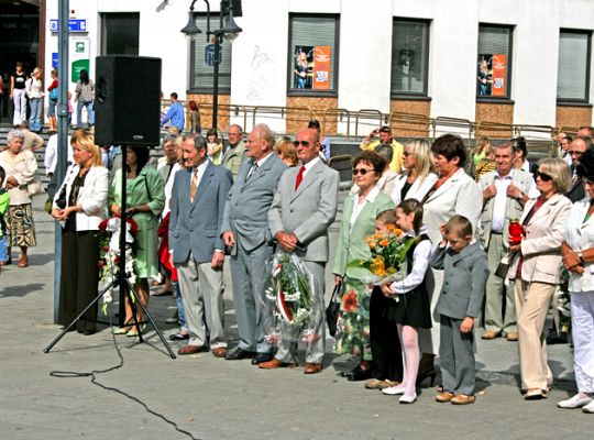 Znicze i kwiaty pamięci w rocznicę wybuchu wojny   865