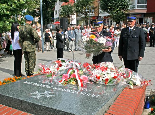 Znicze i kwiaty pamięci w rocznicę wybuchu wojny   869