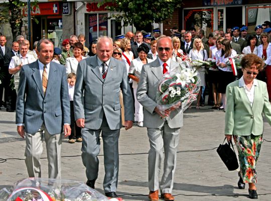 Znicze i kwiaty pamięci w rocznicę wybuchu wojny   870